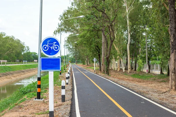 Panneau de signalisation vélo sur asphalte . — Photo