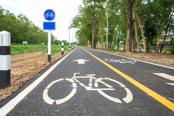 Panneau de signalisation vélo sur asphalte . — Photo