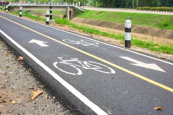 Panneau de signalisation vélo sur asphalte . — Photo