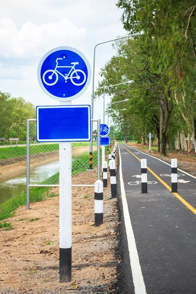 Panneau de signalisation vélo sur asphalte . — Photo