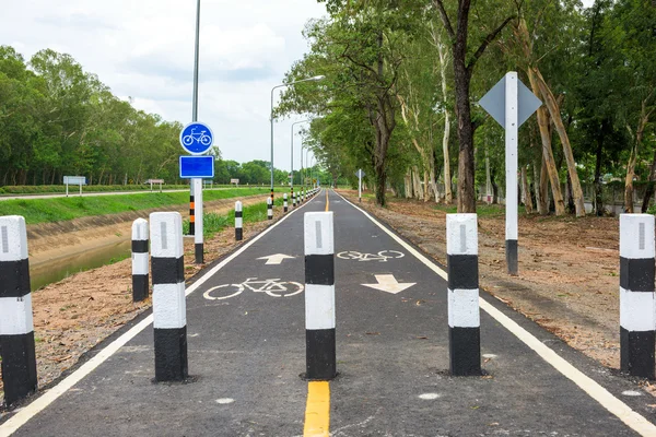 Panneau de signalisation vélo sur asphalte . — Photo