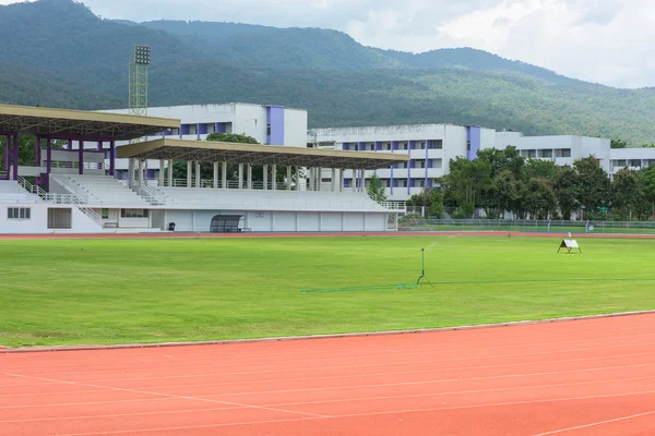 サッカー フィールドの角をランニング トラック — ストック写真