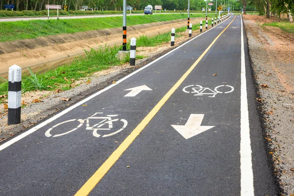 Panneau de signalisation vélo sur asphalte . — Photo