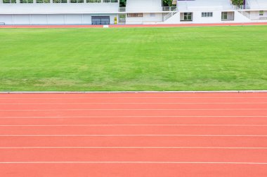 Koşu parkuru ile futbol alanının köşesinde