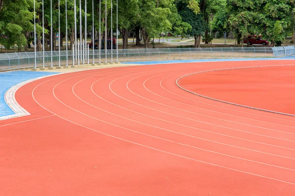 Löparbana med hörnet av fotbollsplanen — Stockfoto