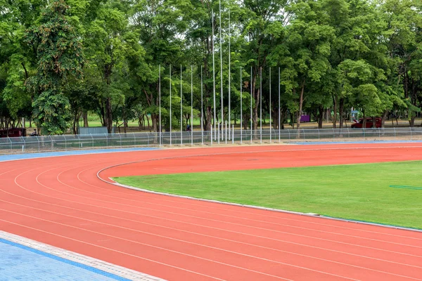 Löparbana med hörnet av fotbollsplanen — Stockfoto