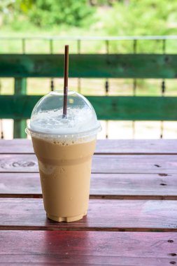 Ahşap masa (Cappuccino buzlu buzlu kahve)