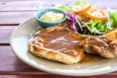 domuz eti et ve sebze salatası