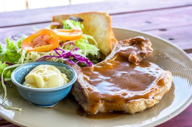 domuz eti et ve sebze salatası