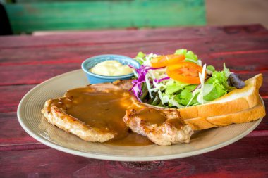 domuz eti et ve sebze salatası