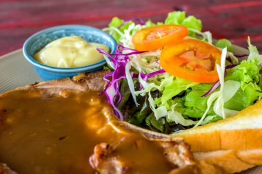 domuz eti et ve sebze salatası