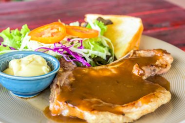 domuz eti et ve sebze salatası