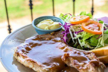 domuz eti et ve sebze salatası