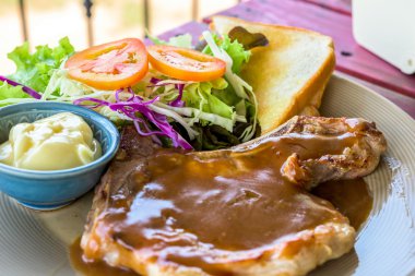 domuz eti et ve sebze salatası