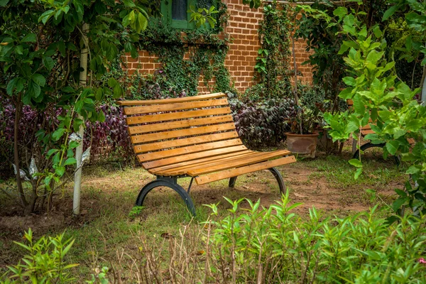 Металлический стул в саду — стоковое фото