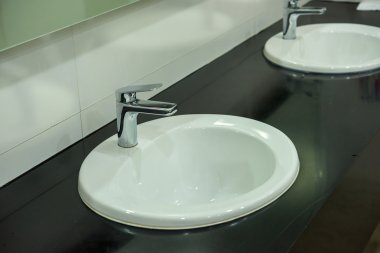 Beyaz granit fayans banyo iç havzalarında.