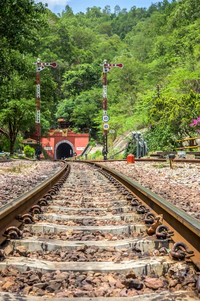 Khun Tan-tunnelen ved Lamphun-provinsen (Thailans lengste tunnel) – stockfoto