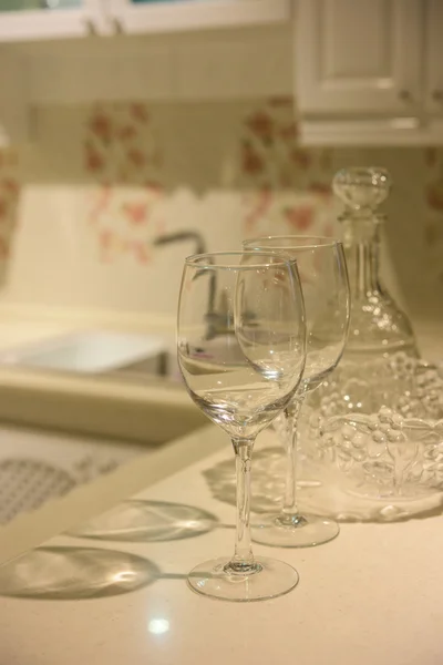 Configuração de mesa em casa simples, óculos no interior da cozinha . — Fotografia de Stock