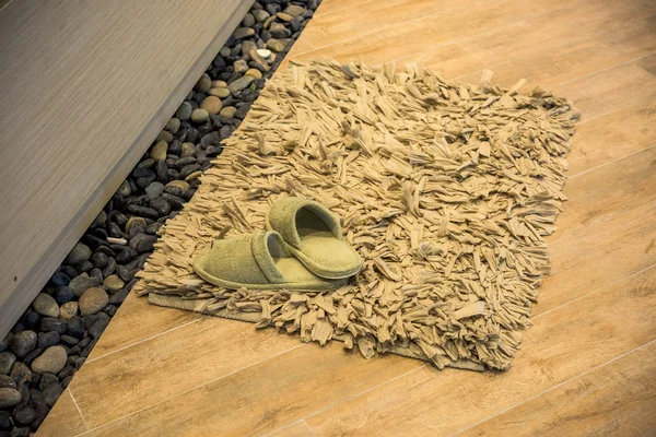 Тапочки на ковре — стоковое фото