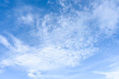 Bulutlara yakın mavi gökyüzü