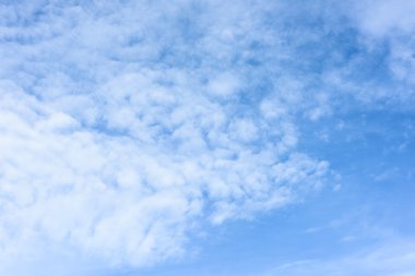 Bulutlara yakın mavi gökyüzü