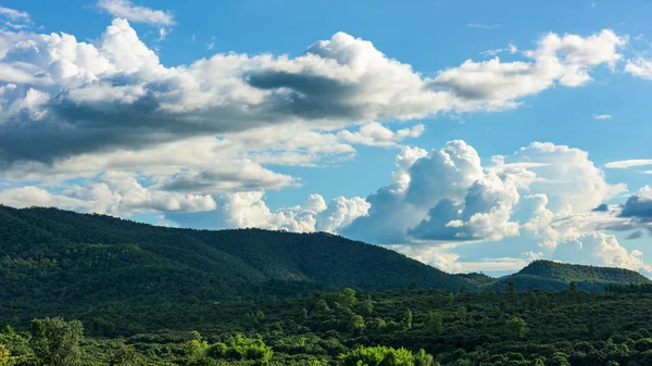 蓝色的天空和山风景 — 图库照片