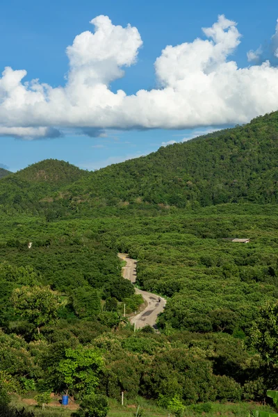 Cielo azul y paisaje de montaña —  Fotos de Stock