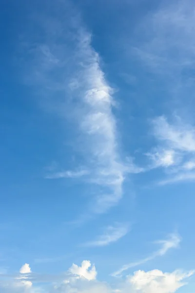 Blauwe lucht met wolken — Stockfoto