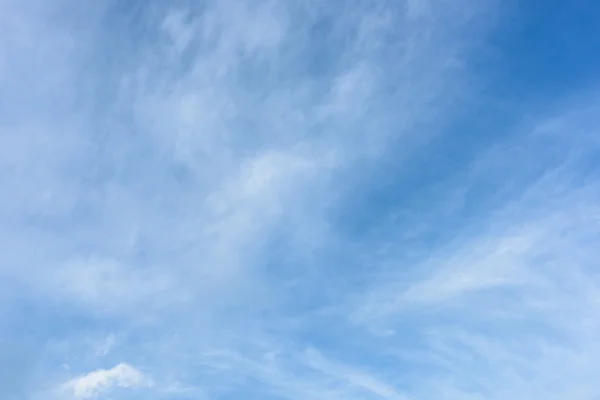 雲と青い空 — ストック写真