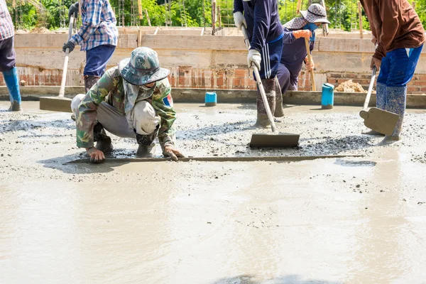 Штукатурка бетонного пола с поплавком — стоковое фото