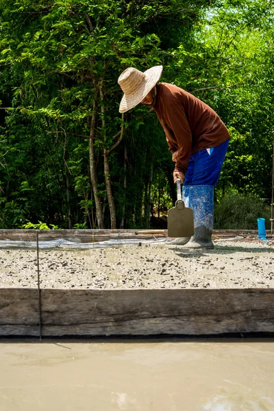 打顶与浮动的泥水匠水泥混凝土地板 — 图库照片