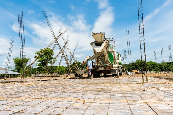 Verter concreto durante pisos de betão comercial de construção — Fotografia de Stock