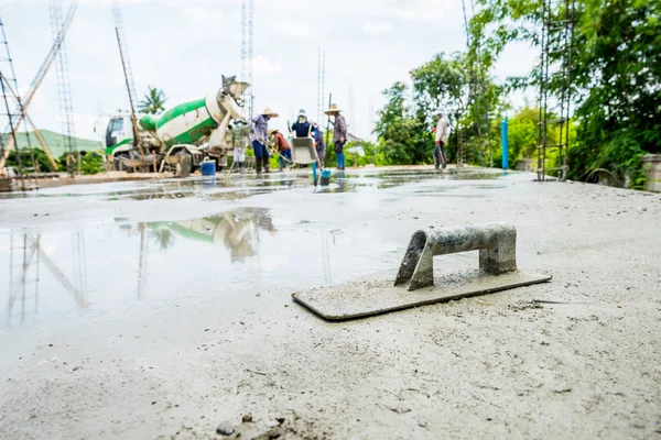 Troffel op vers beton op de bouwplaats — Stockfoto