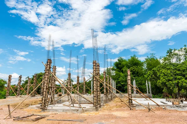 Строительный цементный столб для жилищного строительства — стоковое фото