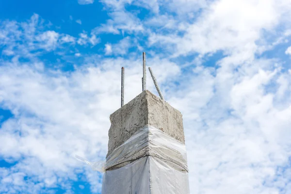 Pilar de cemento para la construcción de viviendas — Foto de Stock