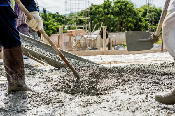 Betongießen während der gewerblichen Betonierung von Gebäudeböden Stockbild