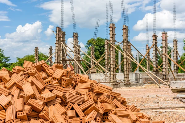 En tegelbyggnad som används för att bygga — Stockfoto