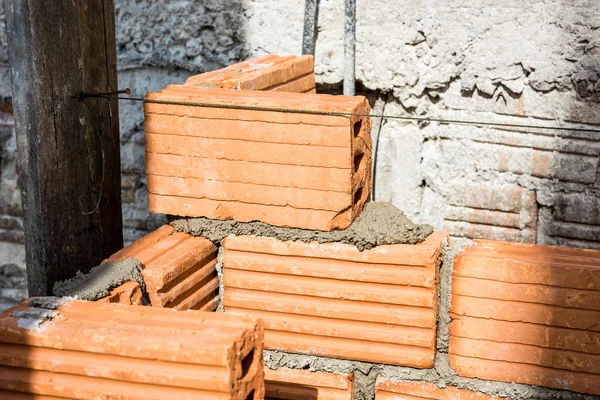 Una construcción de ladrillo utilizada para construir — Foto de Stock