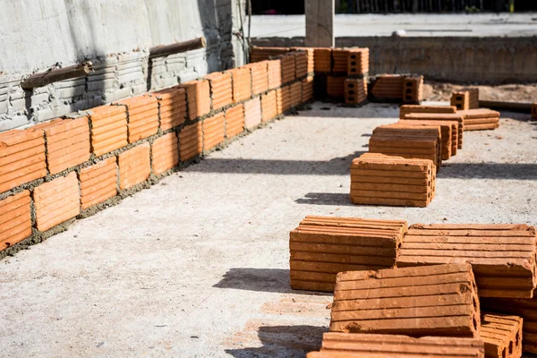 Una construcción de ladrillo utilizada para construir —  Fotos de Stock