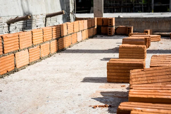 Una construcción de ladrillo utilizada para construir — Foto de Stock