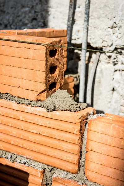 Una construcción de ladrillo utilizada para construir — Foto de Stock