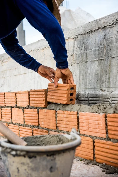 Builder laying bricks in site. — Stock Photo, Image