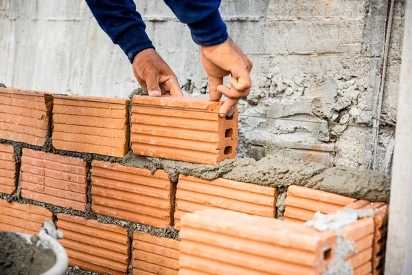 Constructor de ladrillos de colocación en el sitio . — Foto de Stock