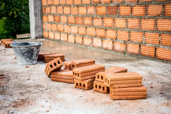 Una construcción de ladrillo utilizada para construir — Foto de Stock