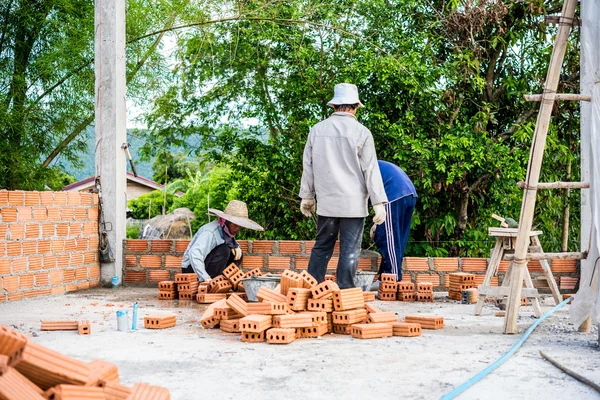 Tot vaststelling van bakstenen op site builder. — Stockfoto