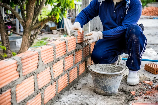 Constructor de ladrillos de colocación en el sitio . — Foto de Stock