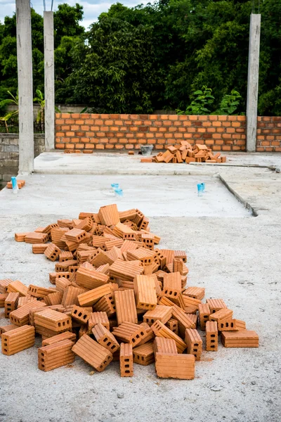 Una costruzione di mattoni utilizzata per la costruzione — Foto Stock