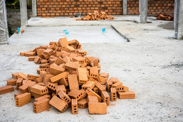 Una costruzione di mattoni utilizzata per la costruzione — Foto Stock