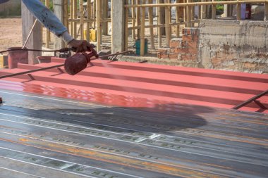 bir bina çelik boyamak için kırmızı renk sprey