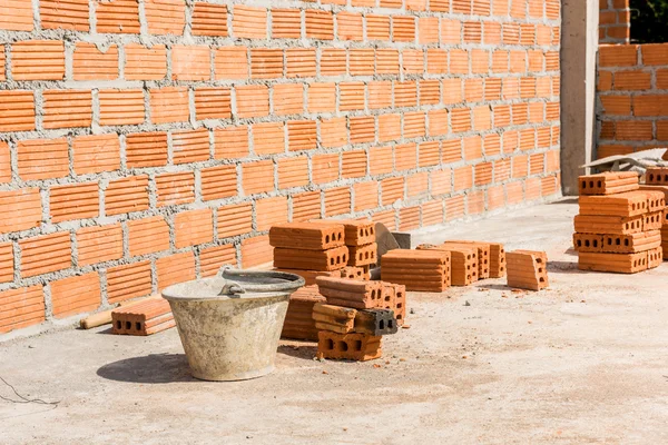 Ladrillo en la nueva casa — Foto de Stock